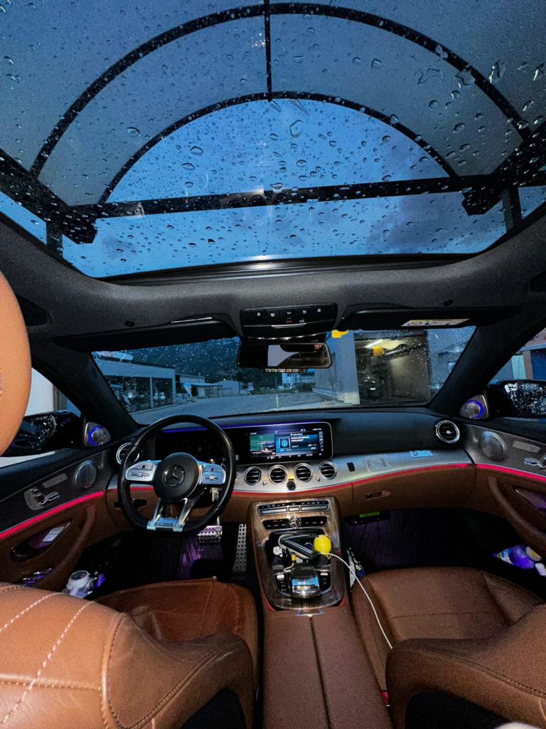 Intérieur moderne de taxi haut de gamme avec tableau de bord digital et sièges confortables