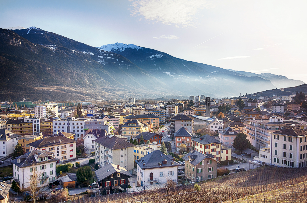 Taxi Sierre – Chauffeur professionnel 24h/24 Taxi Sierre – Vue panoramique des vignobles du Valais central