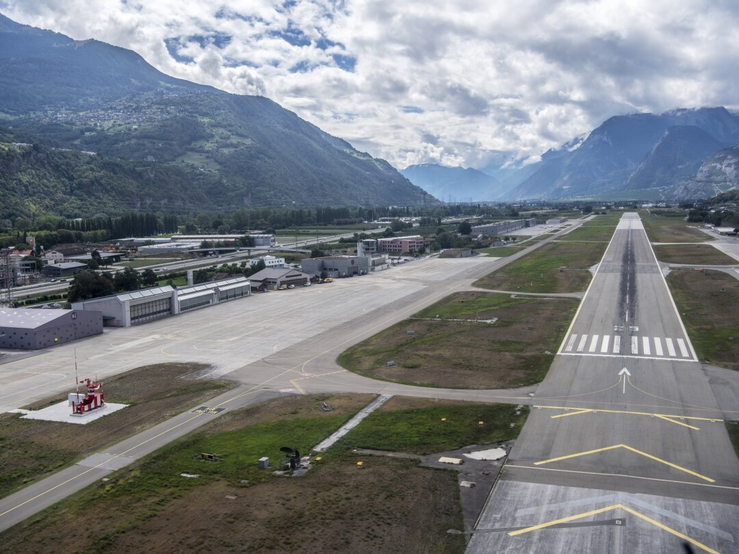 Piste de l’aéroport de Sion entourée par les montagnes du Valais, Suisse