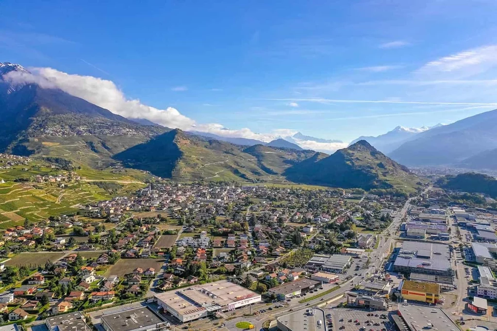 Vue aérienne de Conthey et ses environs en Valais, Suisse