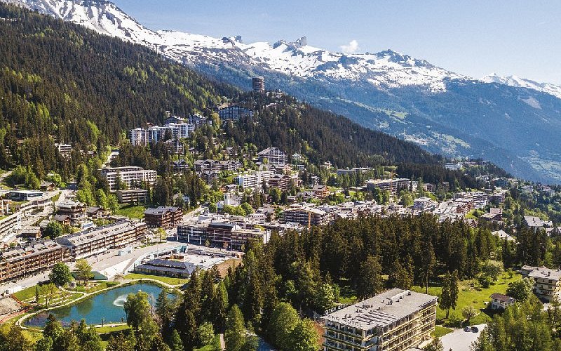 Vue panoramique de Crans-Montana en Valais avec les montagnes en arrière-plan – Taxi Crans-Montana